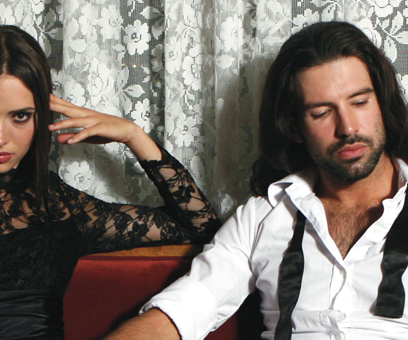 Frau und Mann in Abendgarderobe und Sektlaune