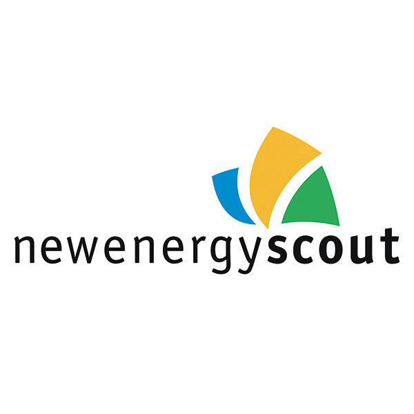 Logo New Energy Scout - Drei farbige Flächen mit Segelanmutung in den Farben Blau, Grün, Orange